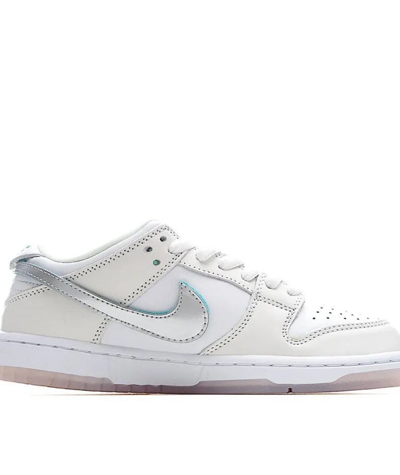 Nike SB Dunk Low Low-Top Sneakers