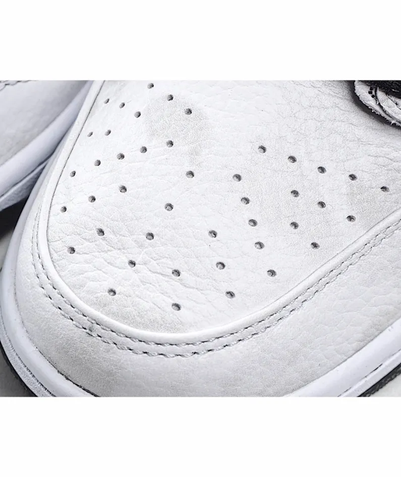 Nike SB Dunk Low “Raygun