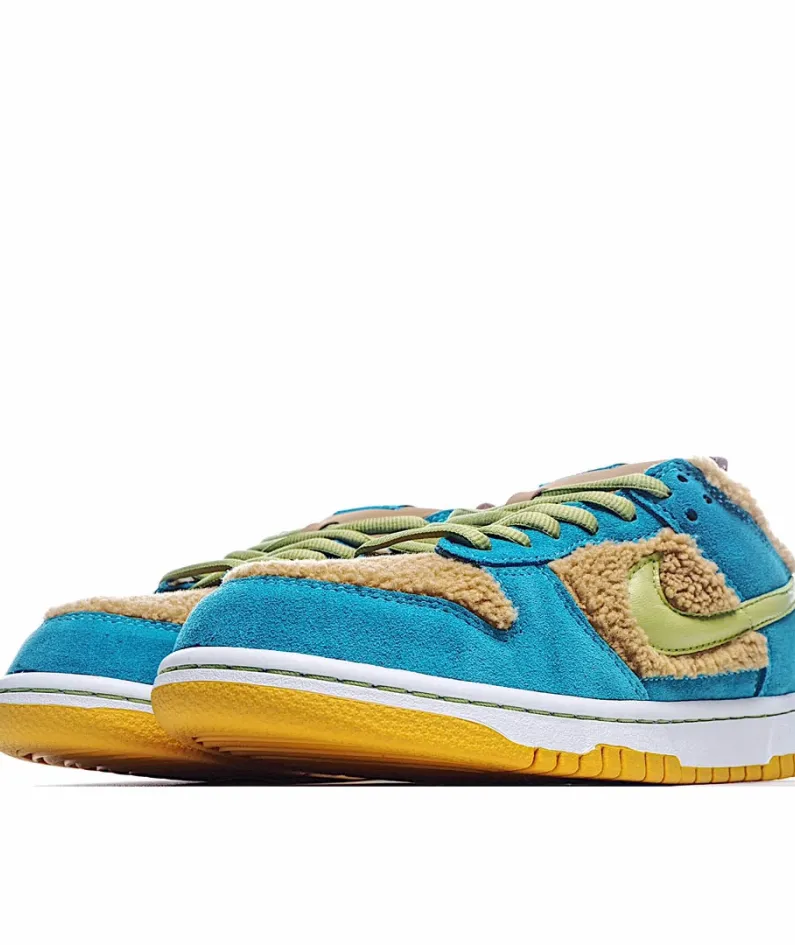 Nike SB Dunk Low Low-Top Sneakers