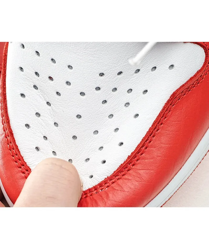 Supreme x AirJordan Retro AJ1 high-top basketball shoes