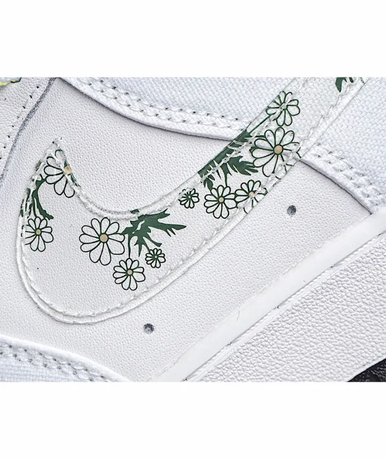 Nike Air Force 1 07 Low Top Sneakers