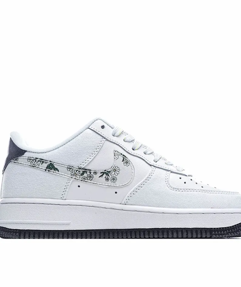 Nike Air Force 1 07 Low Top Sneakers