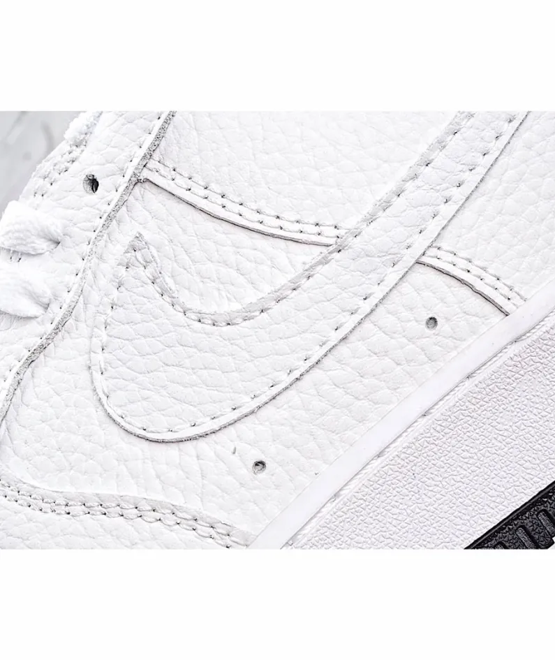 Nike Air Force 1 07 Low Low Top Sneakers