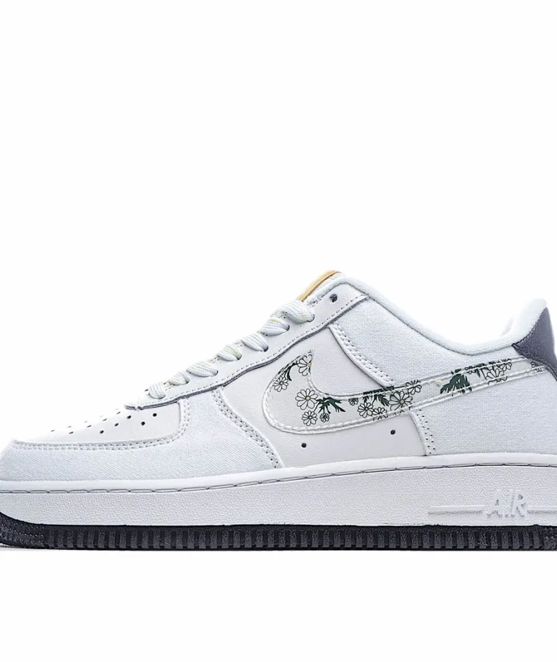 Nike Air Force 1 07 Low Top Sneakers