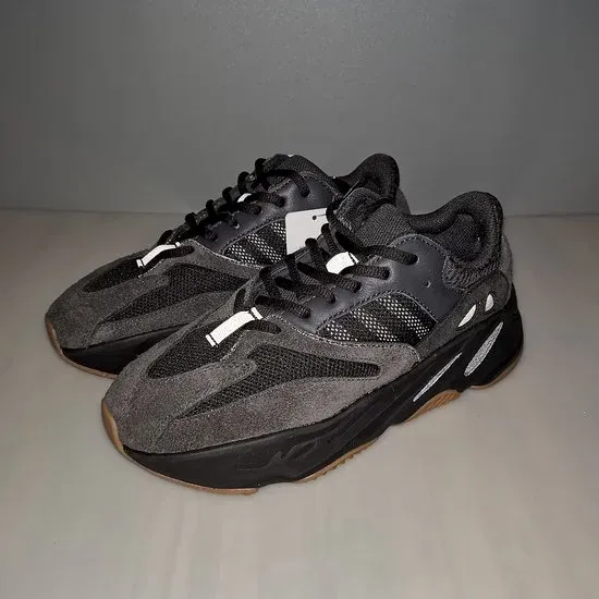 Adidas Yeezy Boost 700